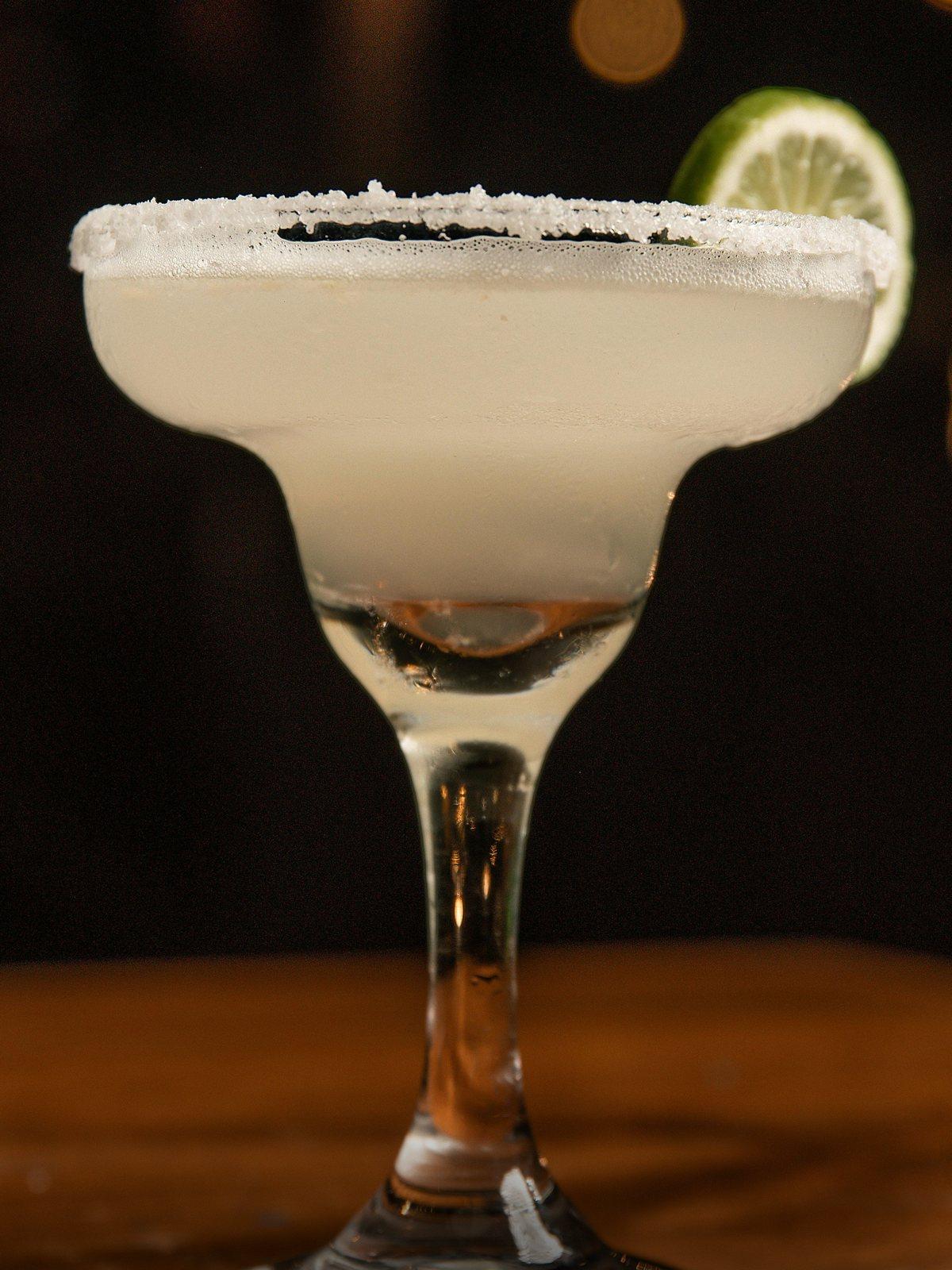 Margarita preparada con Tequila Escudero, en copa escarchada con sal