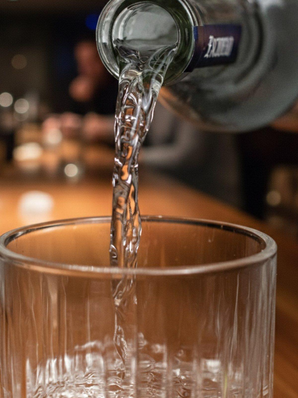 Tequila Escudero sirviéndose en un vaso de cristal